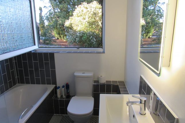 7 Holly Dell, Southampton photo 3