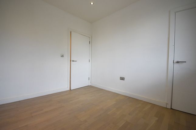 21, Cleeve Road, Leatherhead photo 4
