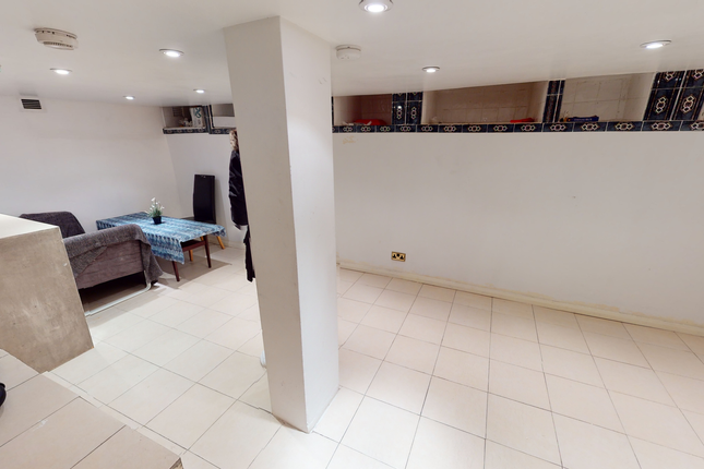 Terraced house to rent in Senrab Street, London