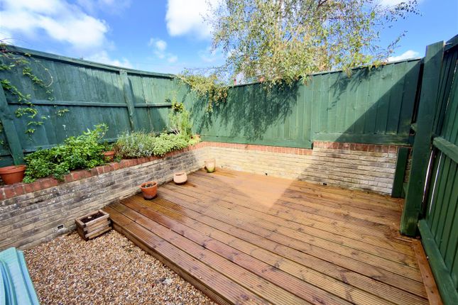 7 Ruddington Court, Orchard Close, Freshwater photo 2