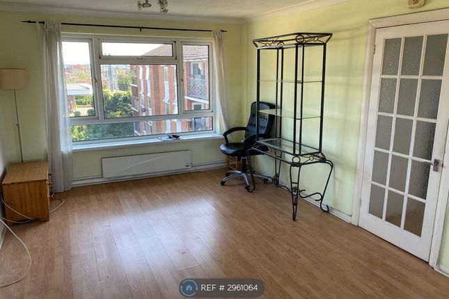 Sandringham Court, Slough photo 3