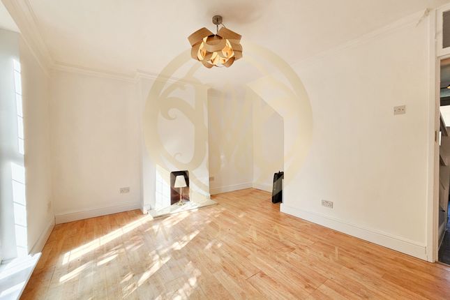 Flat 126 Royal Oak Court, London photo 4