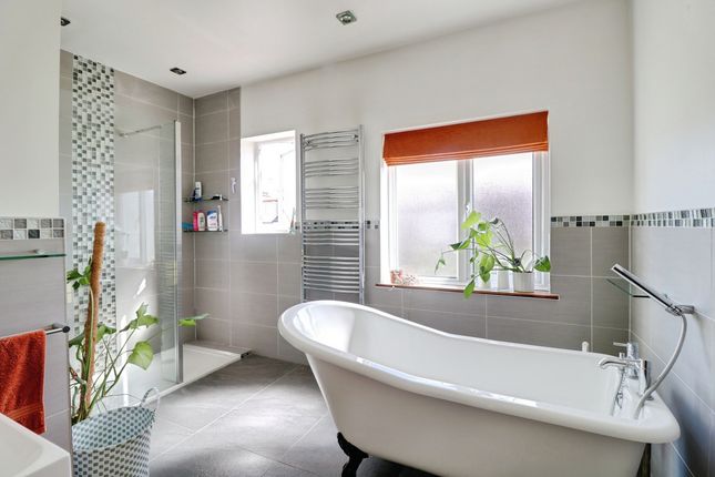 62, Dundonald Drive, Leigh-on-sea photo 4