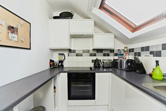 Flat 5, 53, Birdhurst Rise, Surrey photo 3