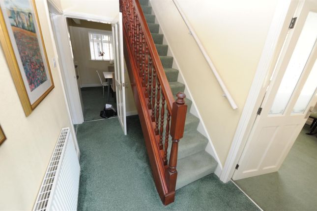 3, Willow Close, Cleckheaton photo 4