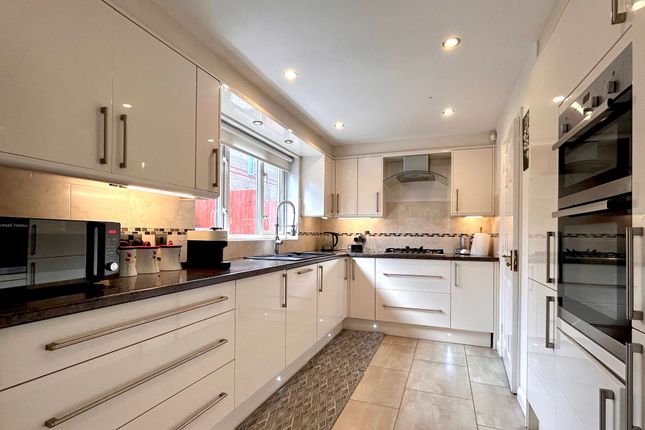 14 Kempsford Close, Manchester photo 2