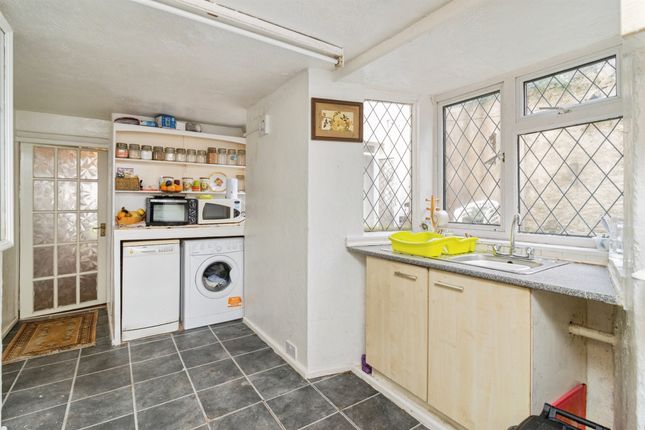 52, Abbey Road, Torquay photo 3