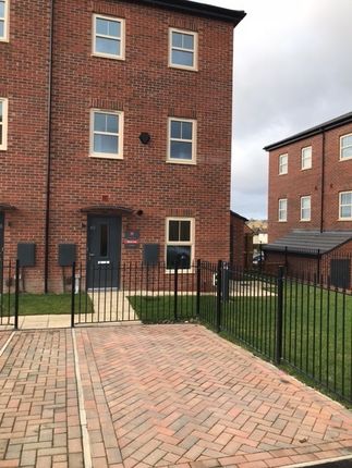 Town house to rent in Cardwell Road, Leeds