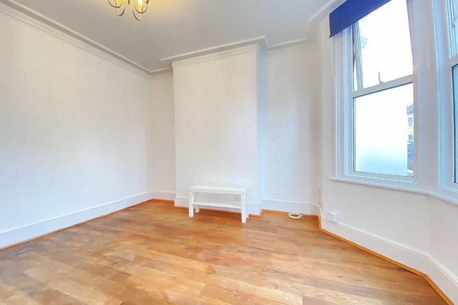 3 Gowan Road, London photo 2