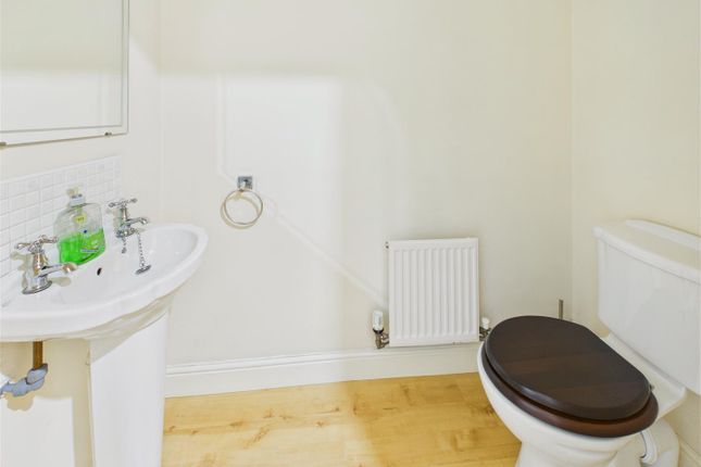 37, Willow Drive, Brough photo 3