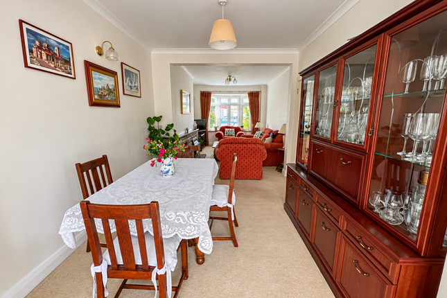 Boleyn Drive, West Molesey photo 4