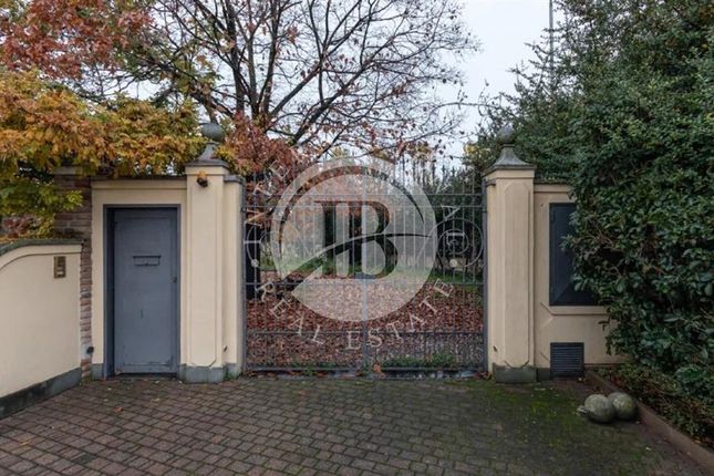 Villa for sale in Milano, Lombardy, 20142, Italy