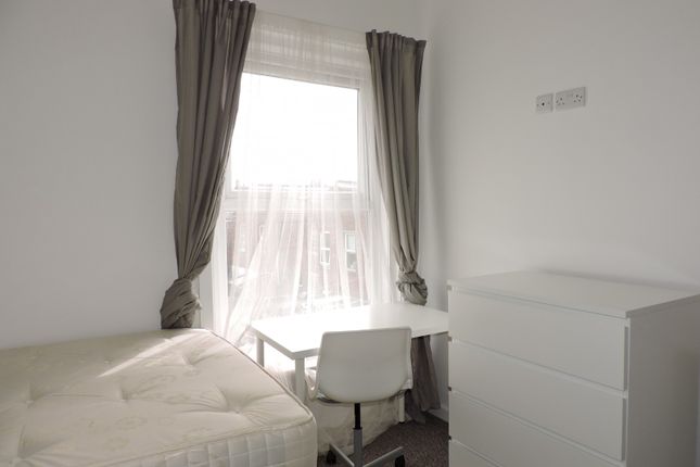Thumbnail Room to rent in Waverley Road, Southsea