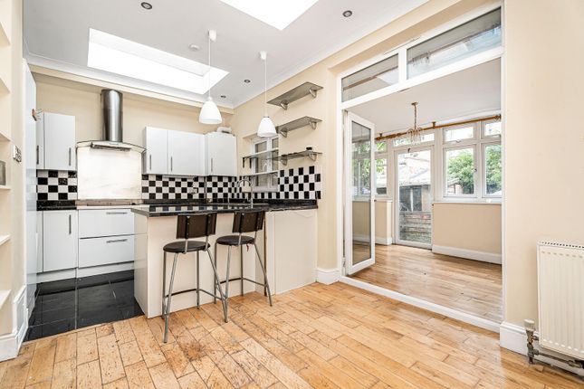 19, Russell Avenue, London photo 4