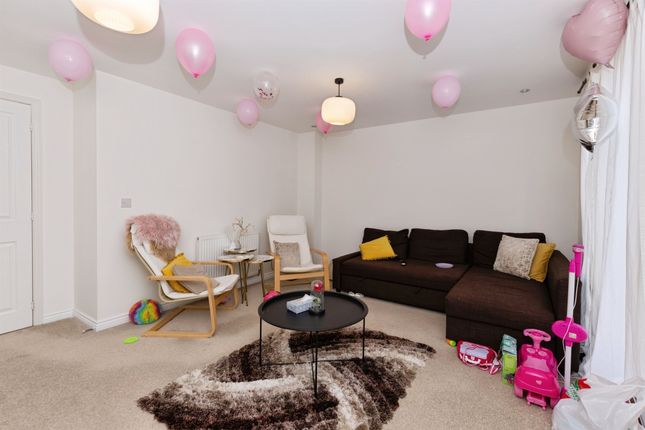 8, Hutton Close, Bradford photo 4