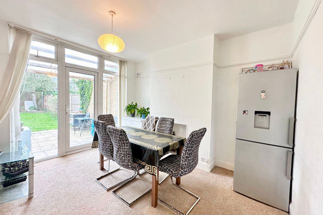 8 Lynton Avenue, London photo 2