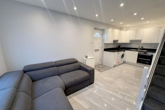 Flat 2, Benjamin Court 424-428, Staines Road West, Ashford photo 4