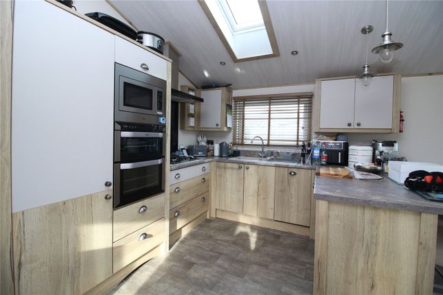 7, Highcliffe Meadow, Barton On Sea photo 2