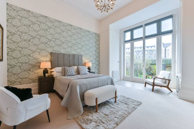 2-bed flat on Earls Court Square, Earls Court, £1,775,000