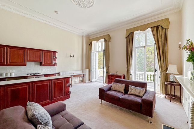 Flat for sale in St. George's Square, Pimlico, London