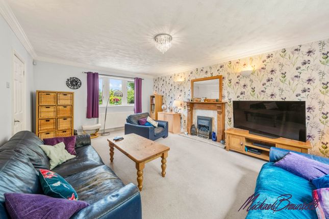 12, Broadfolds, Bradford photo 4