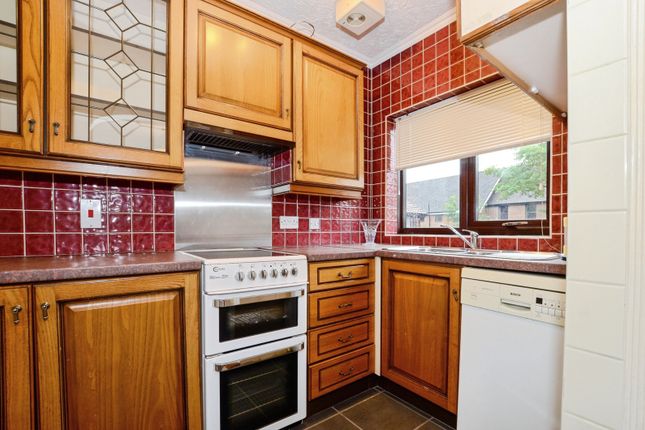 46, Meadowcroft, Bushey photo 2