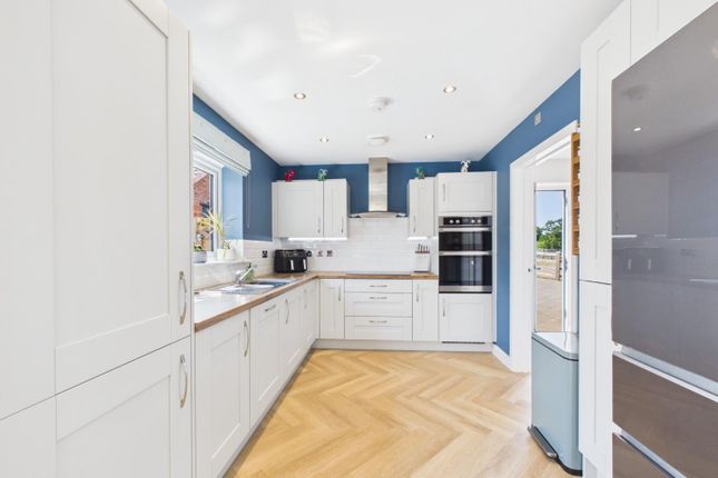8, Anstey Gardens, Wotton-Under-Edge photo 3