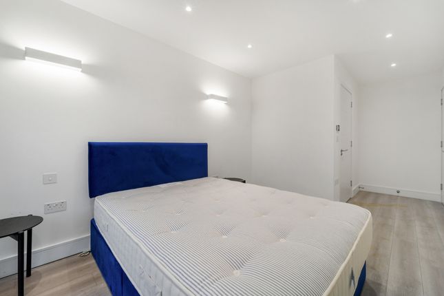 Flat to rent in Akron House, New Horizons Court, Brentford