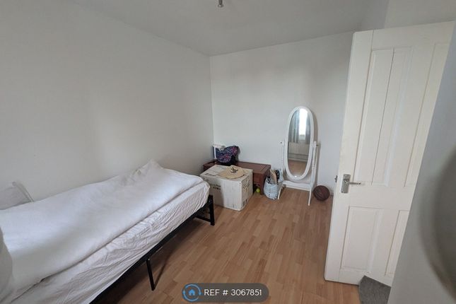 F Meretune Court, Martin Way, Morden photo 4