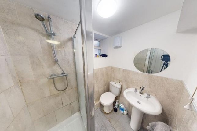 A Clean And Modern Bathroom Suite Featuring A Spac...