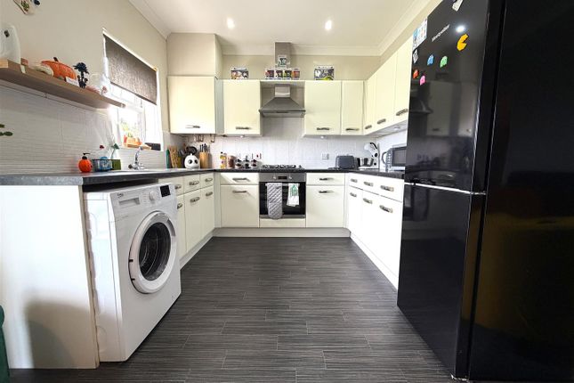 Flat 12, Honeysuckle House, Larch Road, Selby photo 3