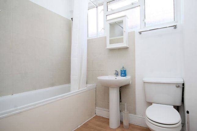 Flat to rent in The Drive, Golders Green