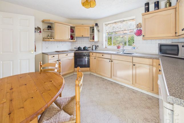 4 Shaftesbury Road, Crawley photo 4