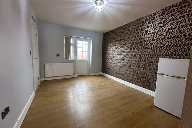 Terraced house to rent in Tamar Way, Slough