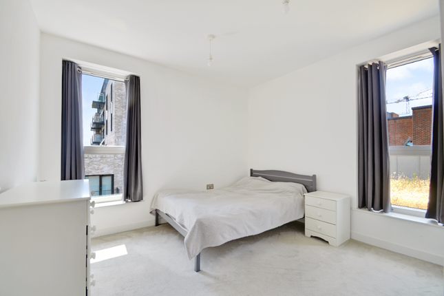 Flat for sale in Samara Drive, Southall