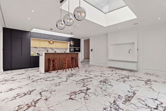 17 Cowley Crescent, Walton-On-Thames photo 4