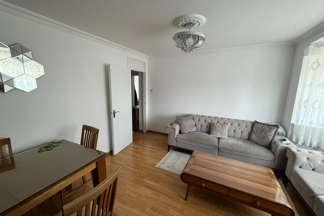 886, Hertford Road, Enfield photo 2