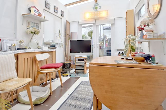 Flat for sale in Brunswick Park Road, New Southgate, London