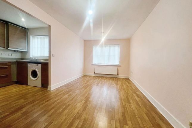 Flat for sale in Brentwood Grove, Leigh