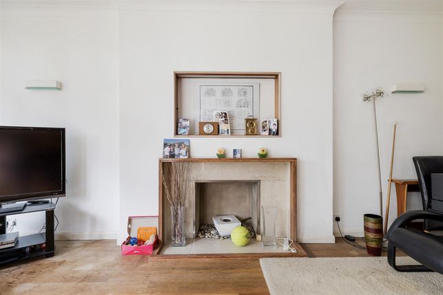 The Warren Drive, E11