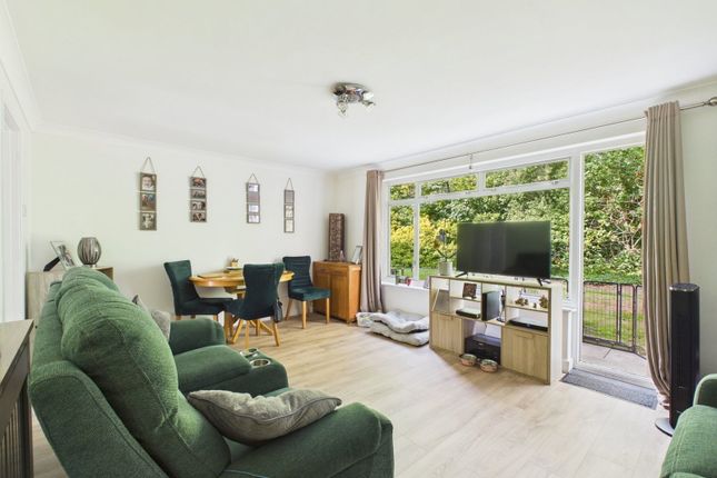 33, Chatsmore Crescent, Worthing photo 2