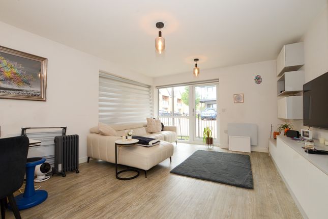 Flat 2, Nuffield House, Holmesley Road, Borehamwood photo 2