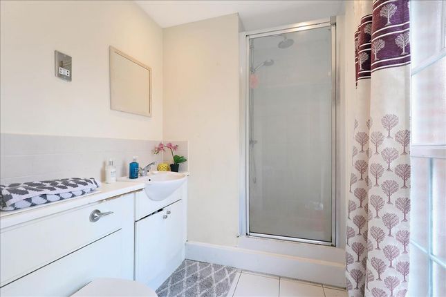 Flat for sale in Pulteney Close, Isleworth