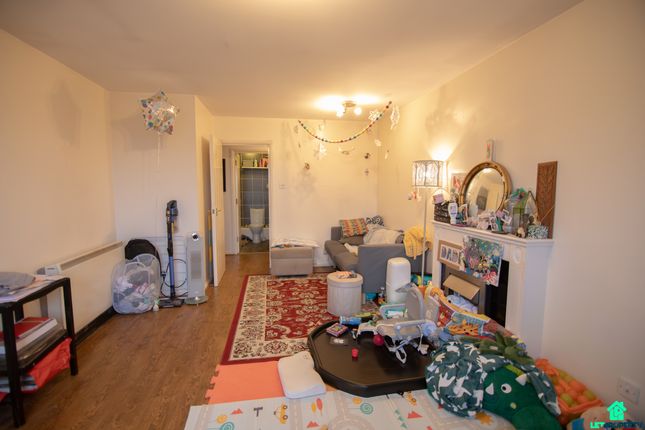 Flat for sale in Bobbins Gate, Paisley