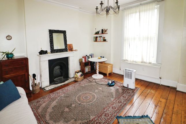 34c, Mattock Lane, London photo 2
