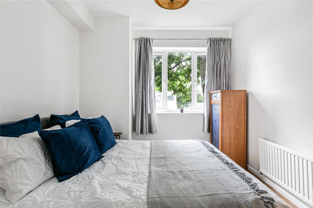 Flat 3, 98, Friars Avenue, London photo 4