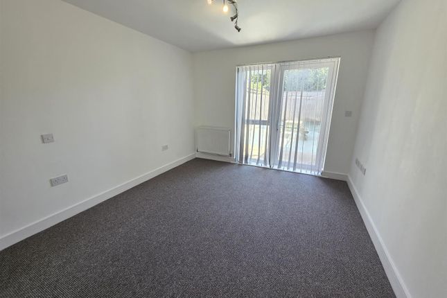 9, Louisa Oakes Close, London photo 5