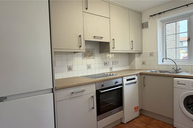 64, Lansdowne Way, Buckinghamshire photo 3