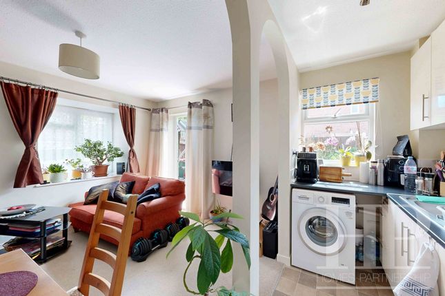 2 Hunstanton Close, Crawley photo 3