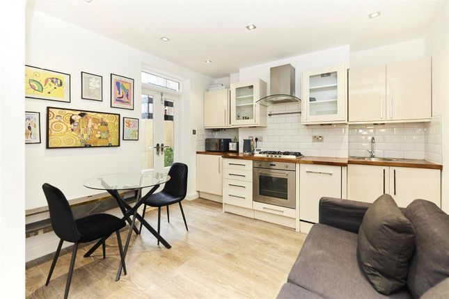 (SHORT LET) Flat A, 126, Southwark Park Road, London photo 2